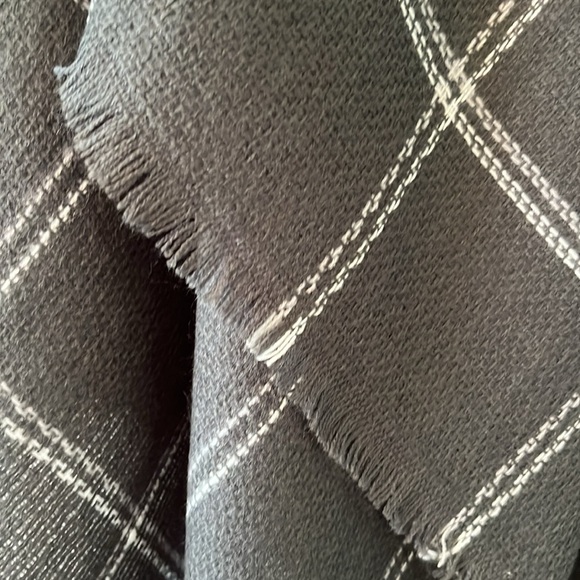Large soft square grey and white plaid blanket scarf - Picture 2 of 3